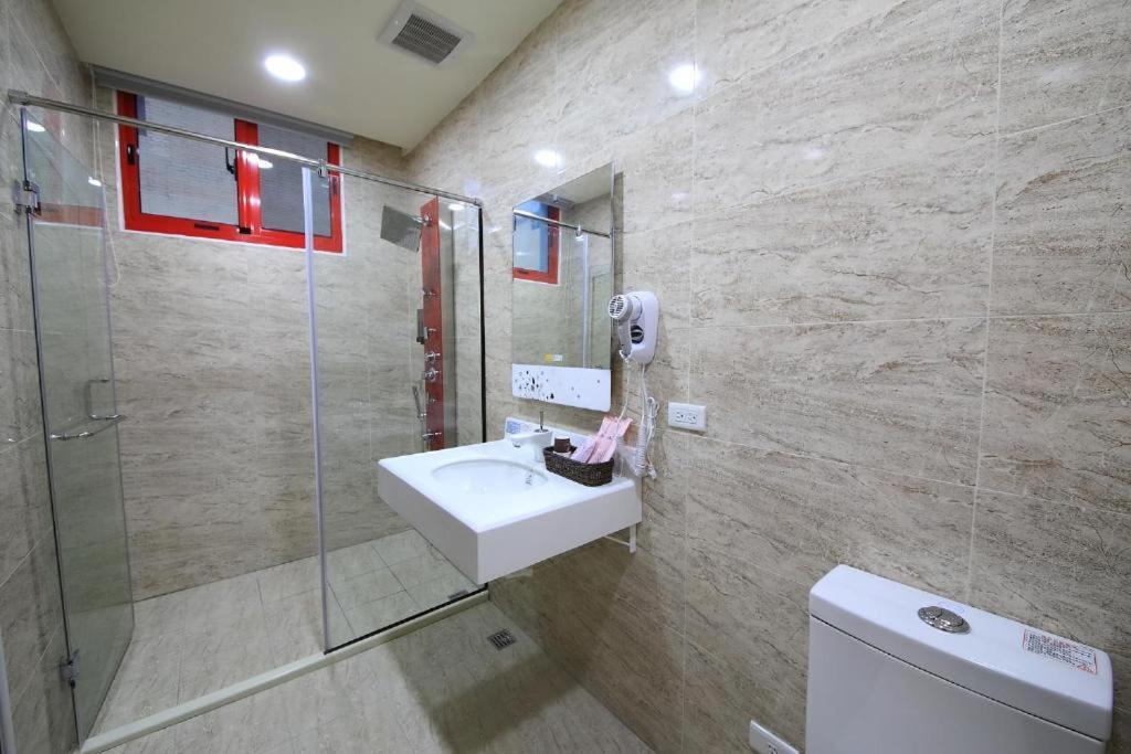 花蓮亮君經典民宿1館加2館民宿-東大門夜市-電梯包棟bright King Homestay Hualien Exterior foto