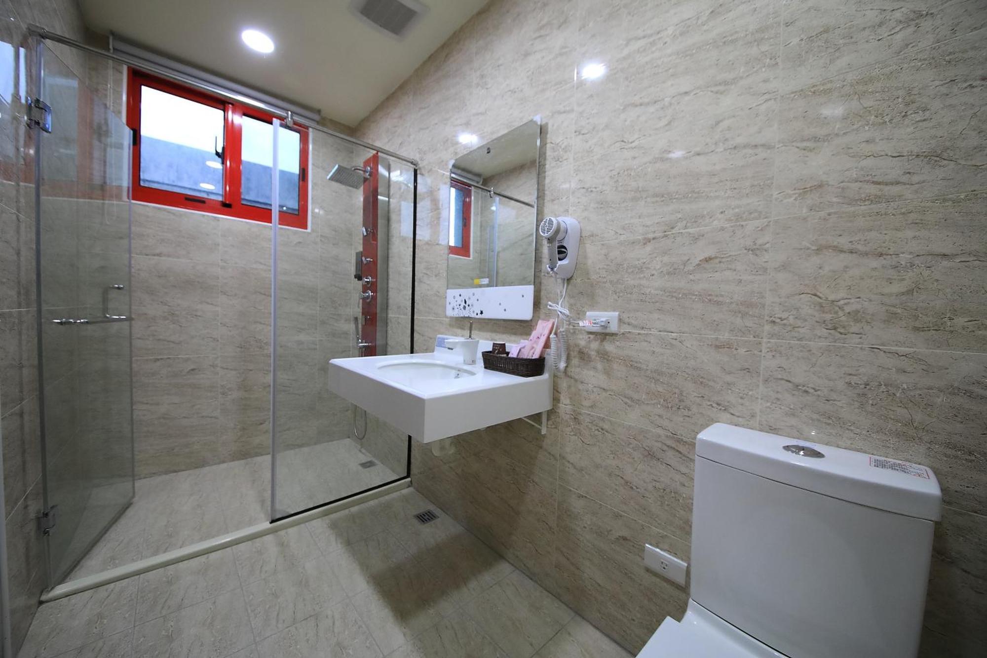 花蓮亮君經典民宿1館加2館民宿-東大門夜市-電梯包棟bright King Homestay Hualien Zimmer foto