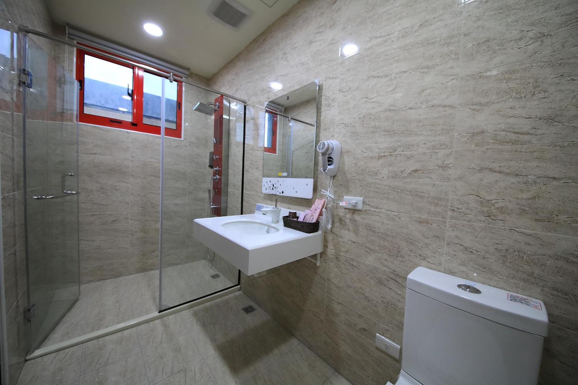 花蓮亮君經典民宿1館加2館民宿-東大門夜市-電梯包棟bright King Homestay Hualien Zimmer foto