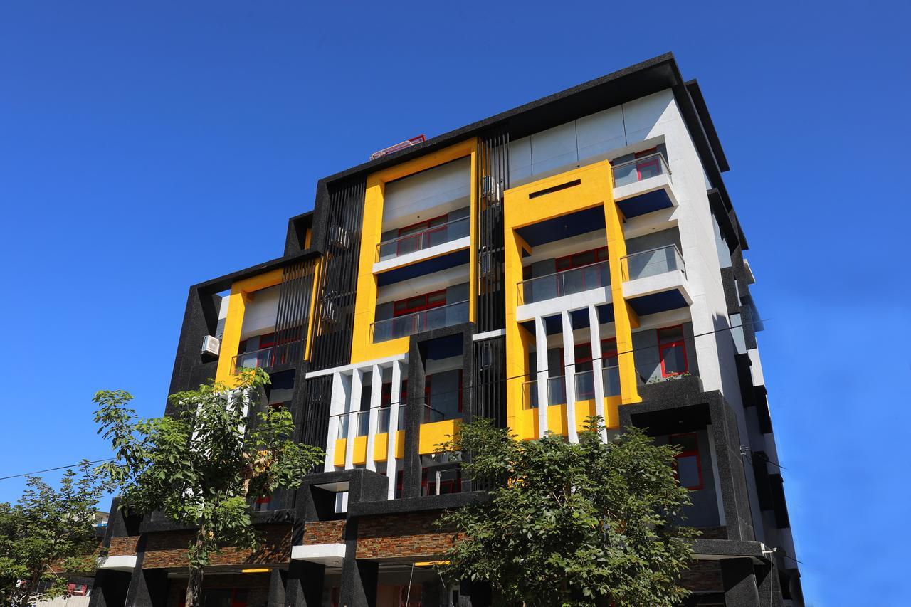花蓮亮君經典民宿1館加2館民宿-東大門夜市-電梯包棟bright King Homestay Hualien Exterior foto