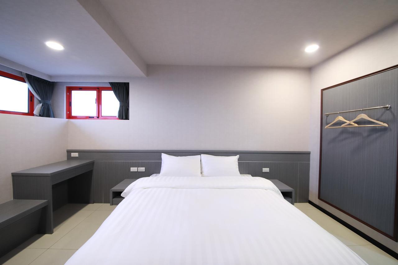 花蓮亮君經典民宿1館加2館民宿-東大門夜市-電梯包棟bright King Homestay Hualien Exterior foto