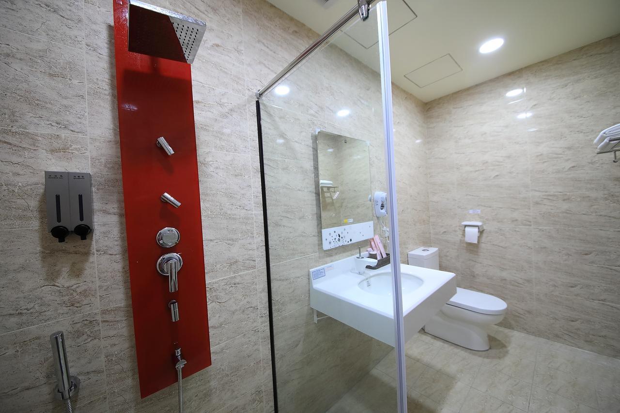 花蓮亮君經典民宿1館加2館民宿-東大門夜市-電梯包棟bright King Homestay Hualien Exterior foto