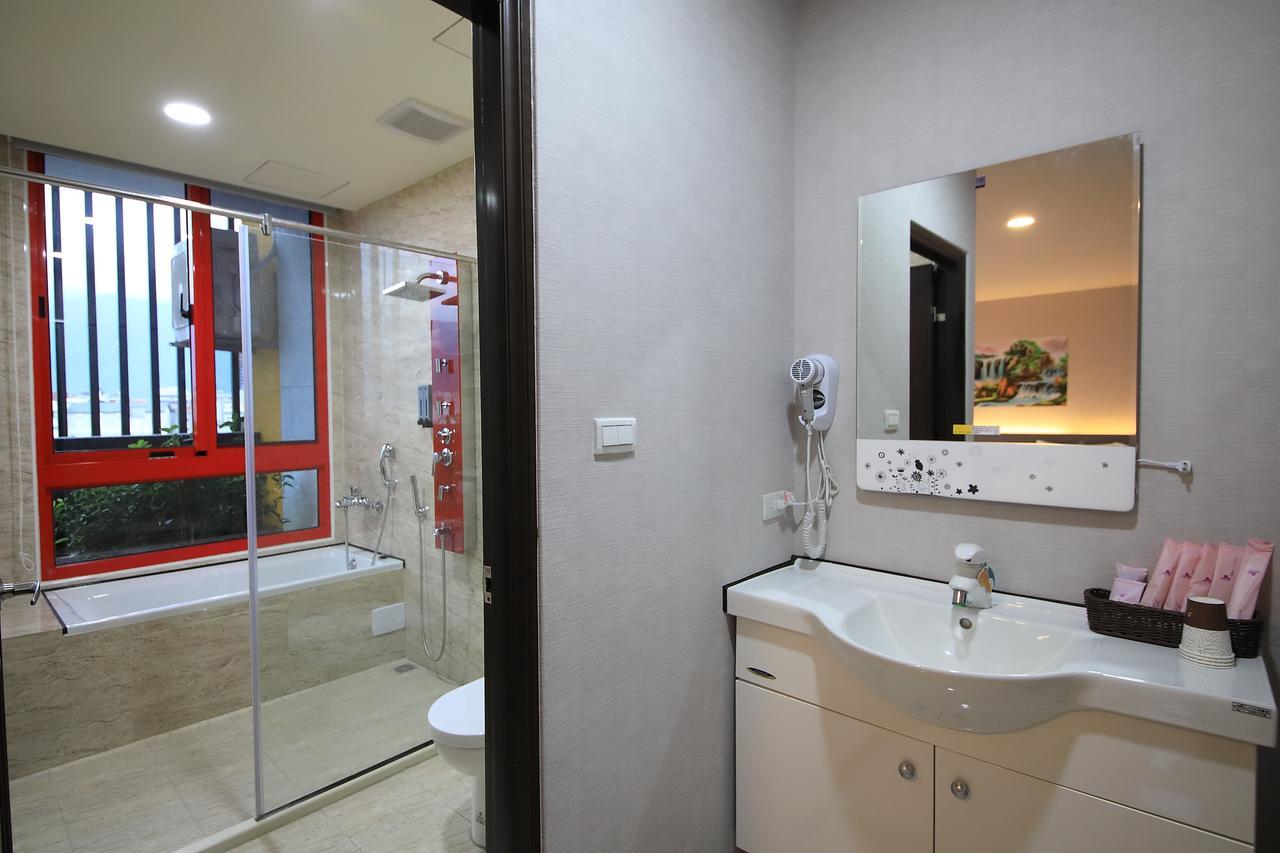 花蓮亮君經典民宿1館加2館民宿-東大門夜市-電梯包棟bright King Homestay Hualien Exterior foto